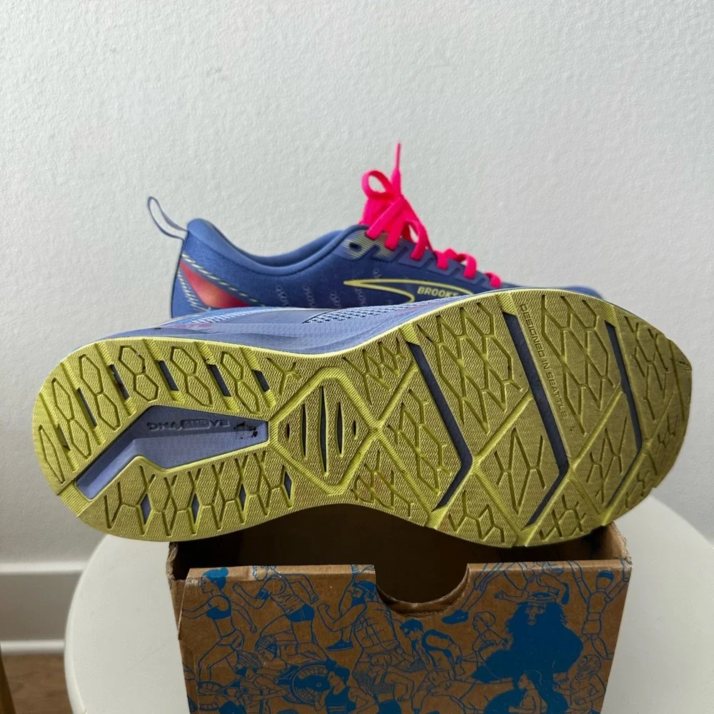 Brooks Lavender Running Shoes with Hot Pink Laces - Picture 3 of 3